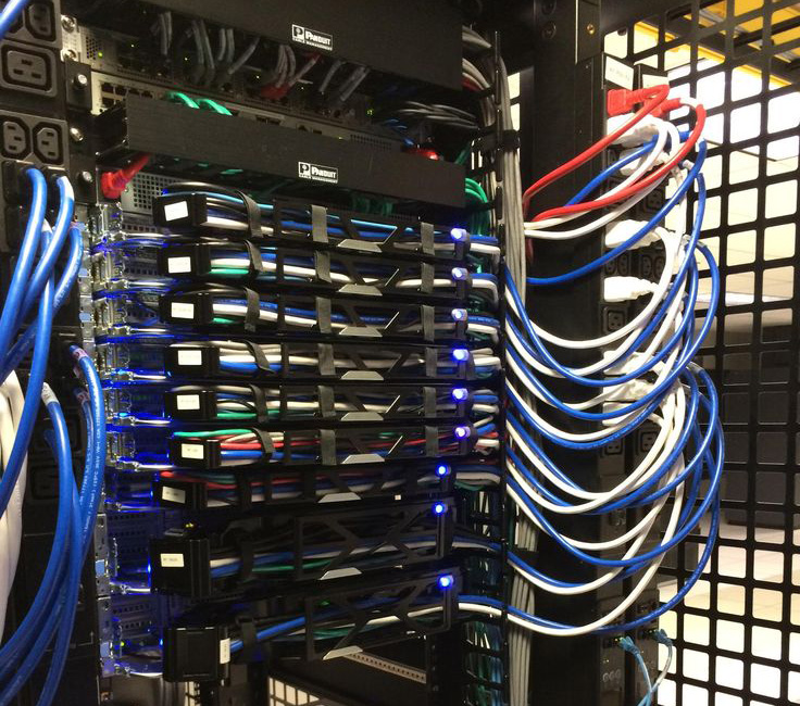 Server сборка. Компьютерные сервера провода.